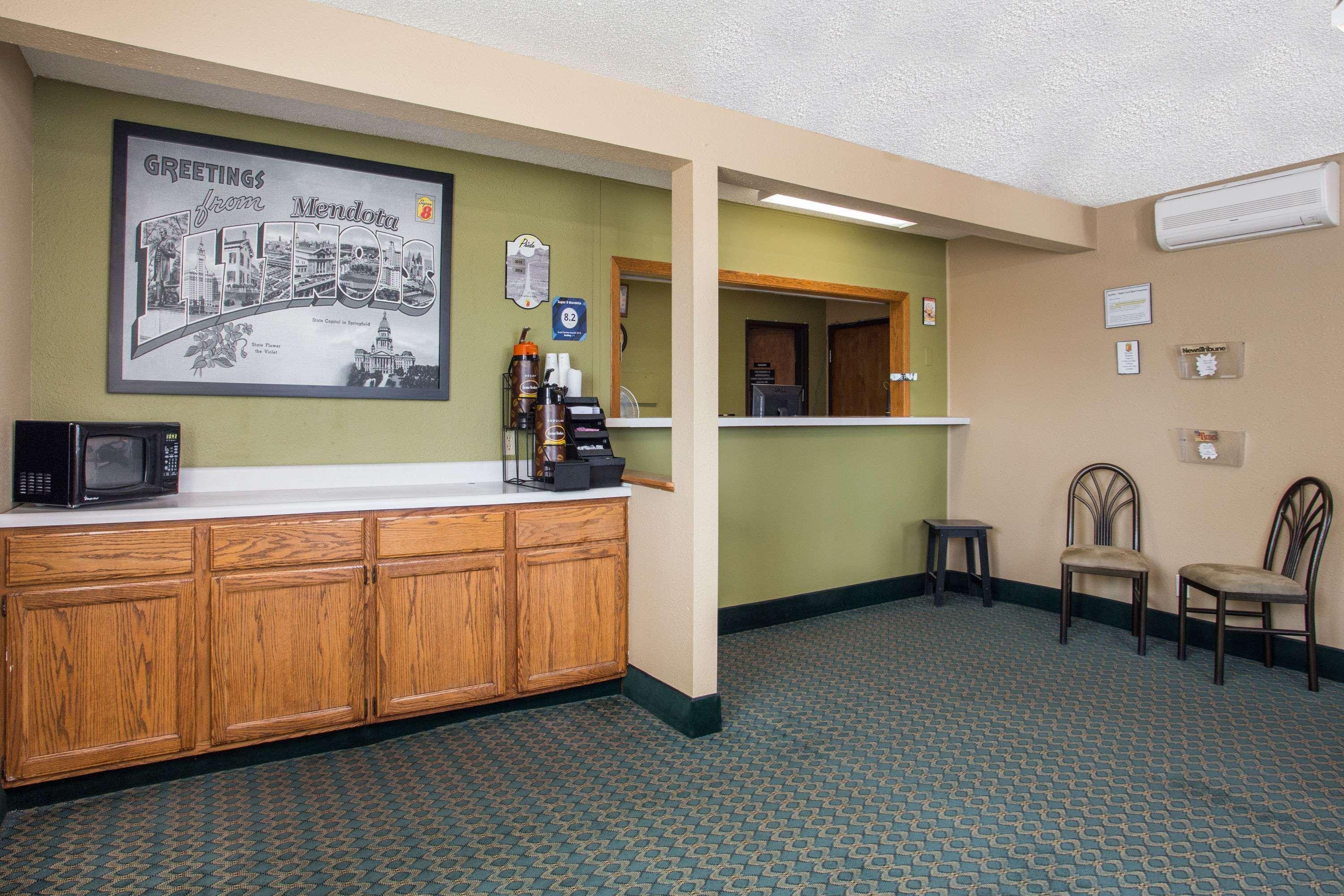 Super 8 By Wyndham Mendota I-39 Hotel Buitenkant foto