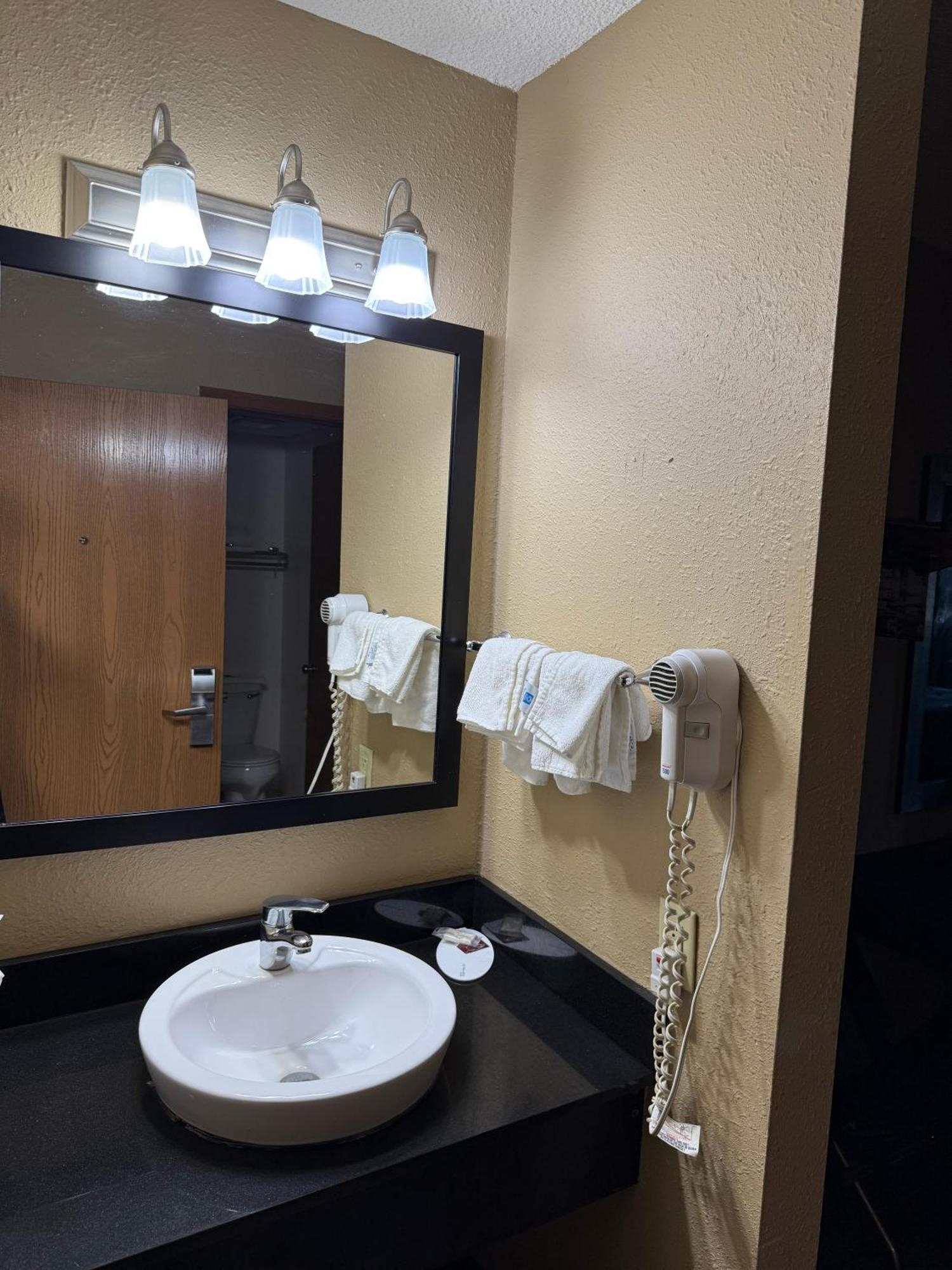 Super 8 By Wyndham Mendota I-39 Hotel Buitenkant foto