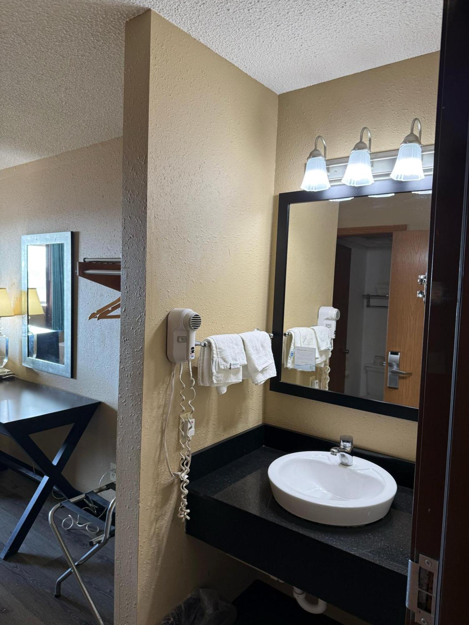 Super 8 By Wyndham Mendota I-39 Hotel Buitenkant foto