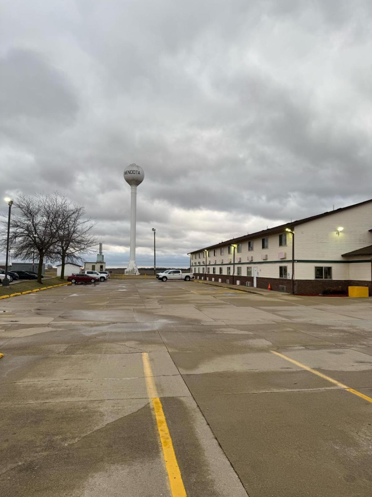 Super 8 By Wyndham Mendota I-39 Hotel Buitenkant foto